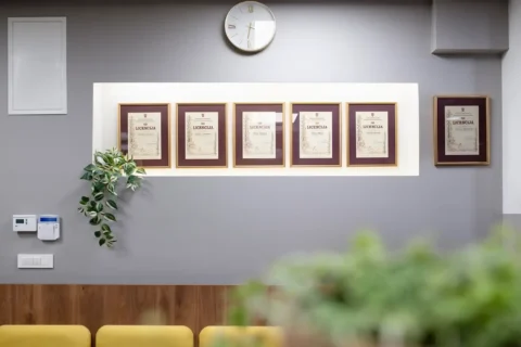 Licence i diplome veterinara Veterine Branimir na zidu čekaonice